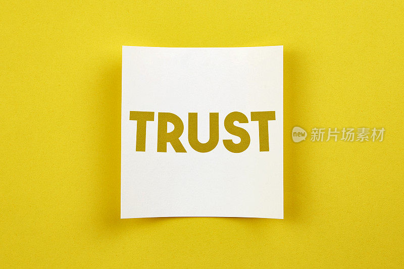 在纸条上写着“Trust Word”